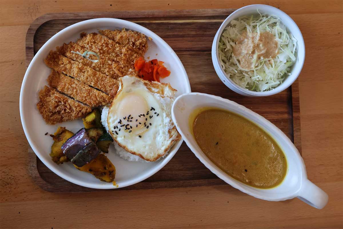 Korean-style pork cutlet curry