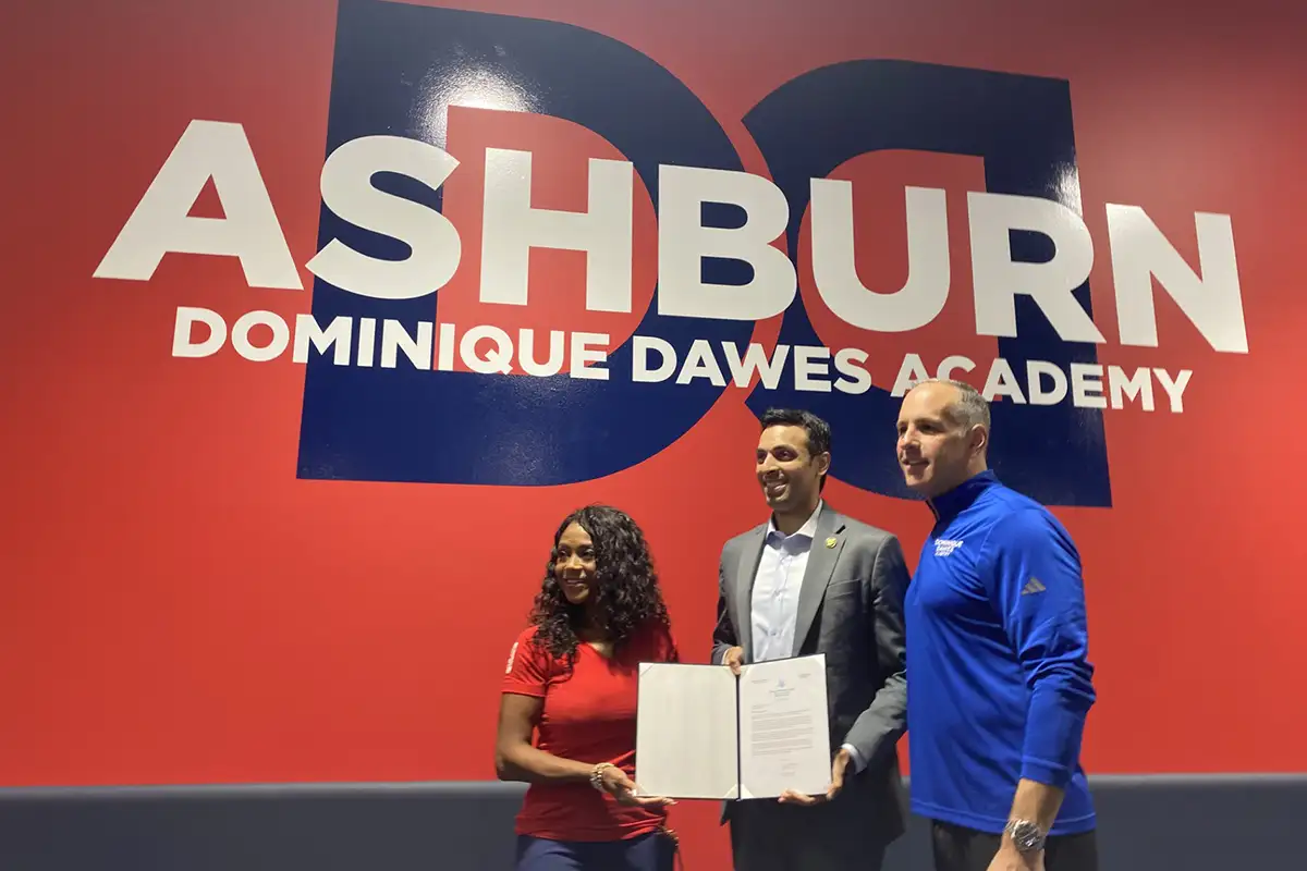 Congressman Subramanyam presents Dominique Dawes with a letter.