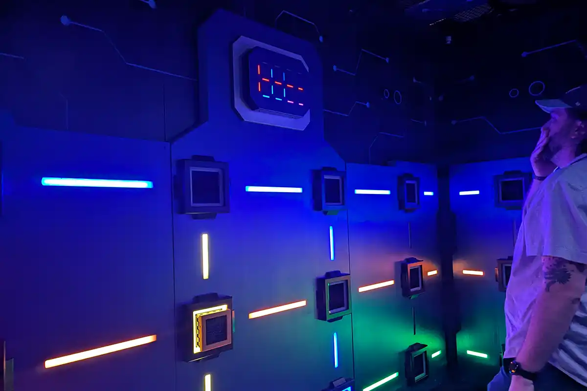 lighted room puzzle inside Level99