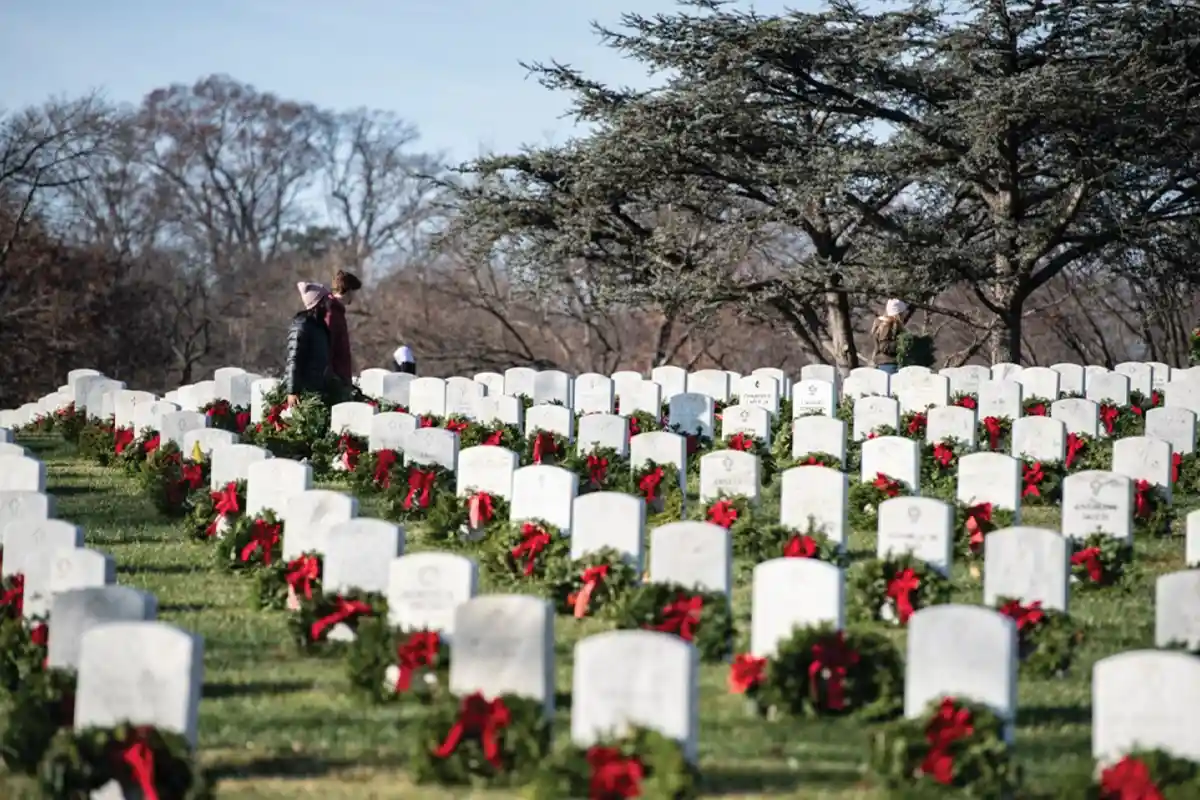 volunteers laying wreaths for wreaths across america